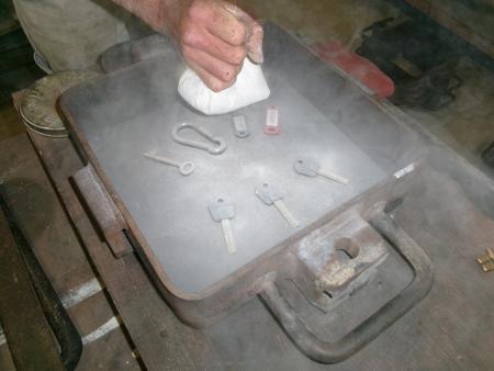 dusting keys with parting powder